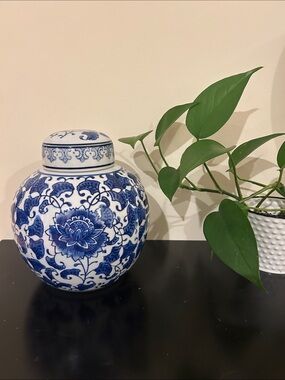 Vintage Chinese Blue and White Floral Ginger Jar